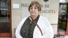 Esperanza Rodr�guez, en la puerta del Parlamento de Galicia