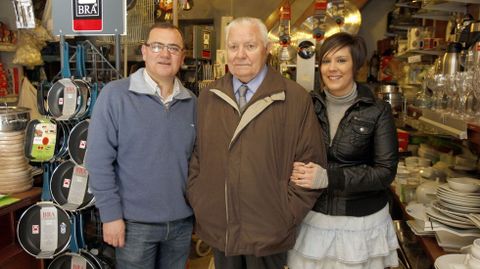 ANTONIO D�AZ, EN EL CENTRO, CON SU YERNO Y SU NIETA