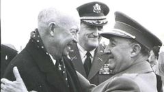 Franco abraza a Eisenhower en 1953