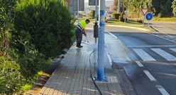 Un operario limpiando un tramo de aceras en O Grove
