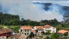 Imagen de archivo de un incendio forestal pr�ximo a viviendas en Ponte Sampaio en verano del 2024