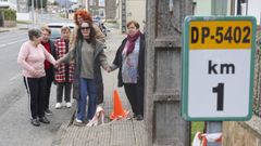 Vecinas de Nar�n en uno de los baches en las aceras de la avenida Souto Vizoso