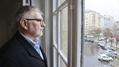 Edgar Amando Cloos Fern�ndez, mirando al exterior de la Audiencia Provincial de Lugo desde su despacho.