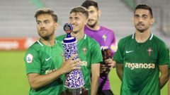 Pablo Rey, con el trofeo de campeón del 2019 tras superar al Deportivo