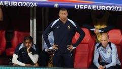 Mbapp�, en el banquillo durante el partido entre Francia y Pa�ses Bajos.