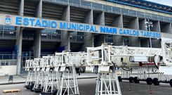 Las l�mparas de sodio, en el aparcamiento del Carlos Tartiere