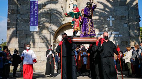 Los sonenses salieron a contemplar el paso de una procesin que parti de la iglesia parroquial para llegar a la capilla de A Atalaia.