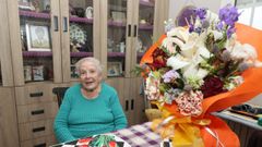 Carmen Hern�ndez, con un ramo de flores que le regalaron cuando cumpli� 102 a�os.