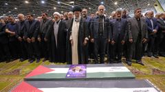 El lder supremo de Irn, Al Jameni, protagoniza el funeral del alto cargo de Hams Ismail Haniya y su guardaespaldas, el jueves en Tehern.