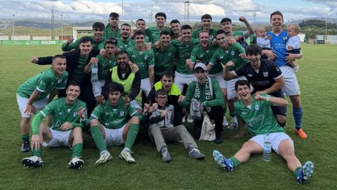 Jugadores del Galicia de Mugardos festejando su clasificaci�n para el playoff. 