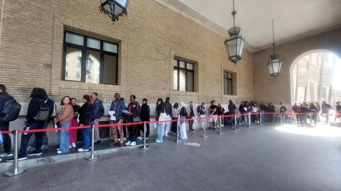 Largas filas de inmigrantes para regularizar su situaci�n en Espa�a.
