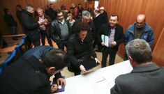 Representantes municipales y de asociaciones de la zona al inicio de la reuni�n de ayer. 