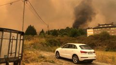 En la imagen, el edificio de la residencia Os Tilos de A Ra, con la columna de humo del incendio avanzando por la zona trasera