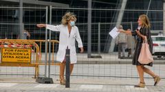 Pacientes en el exterior del Hospital Universitario Central de Asturias (HUCA)