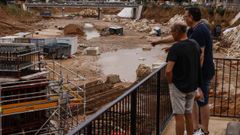 Dos hombres observan el barranco del Poyo tras las lluvias, a 29 de septiembre de 2025, en Paiporta, Valencia.