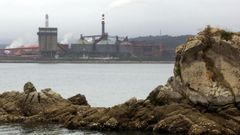 Alcoa San Cibrao, desde la cala de A Cova, en Lago (Xove)