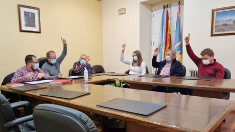 El alcalde de Meln. Emilio Daz, y los cuatro nuevos concejales socialistas aprobaron el presupuesto.