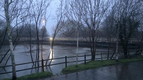Imagen del paseo fluvial de Bertamir�ns, en Ames, cerrado