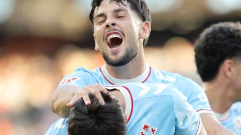 El futbolista del Celta Yoel Lago, celebrando uno de los goles del equipo en el triunfo sobre el Racing de Santander.
