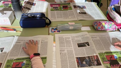 Imagen enviada por profesores del CEIP de Fri�ns (Ribeira) sobre el uso del peri�dico en clase