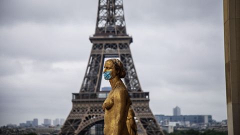 Las estatuas doradas de la Plaza de Trocadero, en Pars, aparecieron este domingo adornadas con mascarillas de proteccin