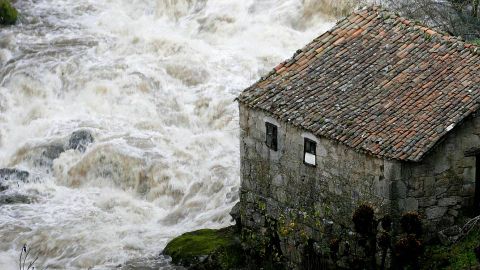 Crecida por las lluvias del ro Asma en Chantada