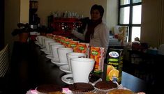 Personal voluntario colabora con el Centro Social de Silleda para elaborar los desayunos.