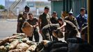 Soldados brasile�os descartan sacos con ayuda humanitaria en la  en la base militar de Boa Vista 