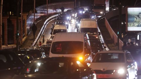 Las compras navide�as dejan otra jornada de atascos en los accesos a las zonas comerciales y al centro de A Coru�a