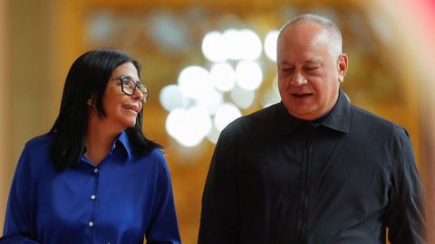 El ministro de Interior, Diosdado Cabello, junto a Delcy Rodr�guez