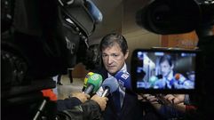 Javier Fernndez atiende a los medios de comunicacin en la Junta General.Javier Fernndez atiende a los medios de comunicacin en la Junta General