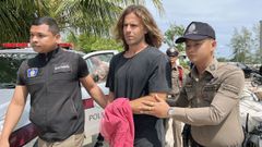 Daniel Sancho escoltado por las autoridades tailandesas a su salida de la comisara de polica de Koh Phangan