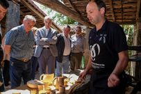 Conde, Cores y el alcalde de Agolada recorren los puestos. 