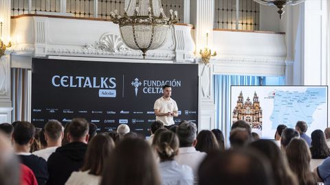 El t�cnico vigu�s Jonatan Gir�ldez, durante su charla en las Celtalks.
