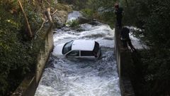 Simulacro en Cervo de una cada de un coche en uno de los aliviaderos de la presa, en el que participaron GES, Axega, la Fundacin Mapfre y Guardia Civil 