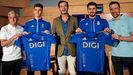 El serbio Ivn Ilic (2i) y el portero rumano Horatiu Moldovan (2d) son presentados como nuevos jugadores del Real Oviedo, junto al presidente de GAM, Pedro Luis Fdez (c), Roberto Surez (izda) y Agustn Lleida, este jueves en Oviedo