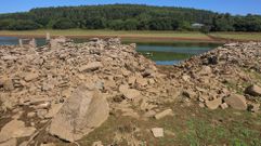 Imagen del embalse de As Forcadas hace unos d�as, con las ruinas a la vista por el descenso del nivel del agua.