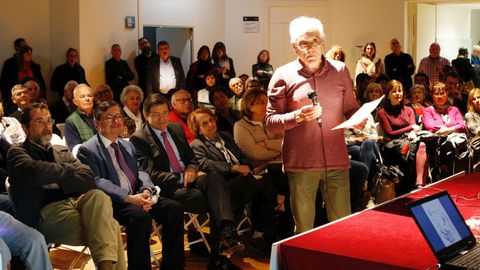 Pedro de Silva, durante la presentacin de su nueva novela en el Ateneo Obrero de Gijn