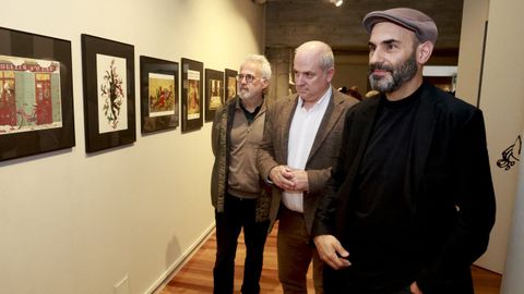 David Pintor, en primer t�rmino, en la inauguraci�n de la exposici�n, con los concejales Gonzalo Castro y Roberto Coira