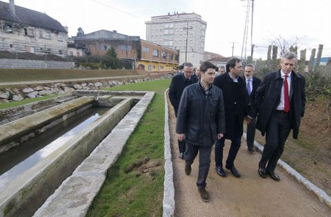 En primer trmino el director del proyecto, el alcalde y el vicepresidente de la Xunta. 