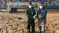 De izquierda a derecha, Lucas Lahoz, entrenador del Massanassa, y Jaime Mart�nez, director de la escuela del mismo club, en el campo de f�tbol del municipio.