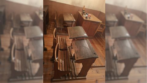Pupitres unipersonales con mesa y silla todavía unidas