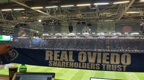 Bufanda de Real Oviedo WFC en el Millennium Stadium de Cardiff