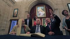 Javier Agudo, el duque de Alba y el alcalde, con el vel�n en la pinacoteca del colegio de los Escolapios
