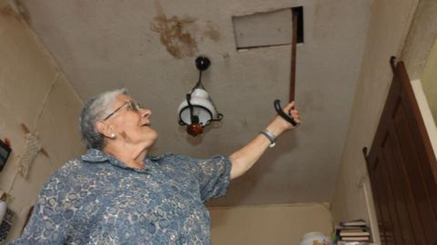 Josefa, mostrando la zona interior de la vivienda donde se metieron las velutinas. 