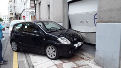 El coche qued� empotrado contra el portal de un garaje.