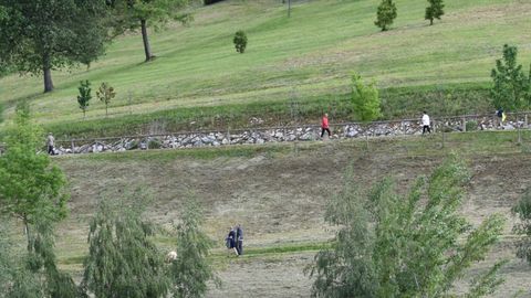 Gente haciendo deporte en las inmediaciones de la pista finlandesa, en Oviedo