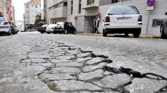 CALLE CORU�A. Elevado tr�nsito. Es otra de las v�as neur�lgicas del centro, por la presencia de los juzgados, una residencia de mayores y el colegio Cristo Rey. A la falta de aparcamientos se suman los hundimientos del firme.