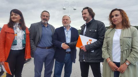 Ram�n Canal, candidato socialista a la alcald�a de Ribadesella; Jose Luis D�az Berm�dez, secretario general de la Agrupaci�n Socialista de Ribadesella, Noelia Mac�as, secretaria de Coordinaci�n Territorial de Pol�tica Municipal de la FSA-PSOE, y el candidato a la alcald�a de Ciudadadnos Ribadesella, Luis Fuentes, acompa�ado por la diputada electa de la formaci�n, Laura P�rez-Macho