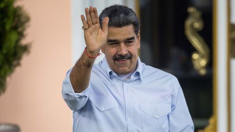 El presidente de Venezuela, Nicolás Maduro, saluda desde el Palacio de Miraflores el pasado 15 de mayo.